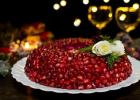 Как вкусно приготовить салат «Гранатовый браслет» с курицей, черносливом, грецкими орехами, ветчиной, грибами, сыром, языком, без свекл